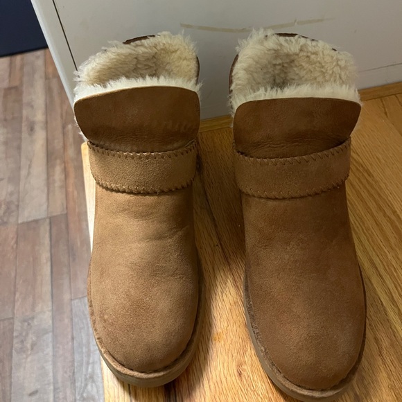 UGG MCKAY CHESTNUT SURDE SHEARLING BROWN ANKLE BOOTS WOMEN SIZE 7 - Picture 2 of 8